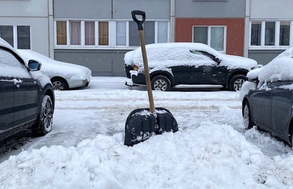 И приедет трактор... Что делать с автомобилями, которые мешают уборке снега во дворах многоэтажек?
