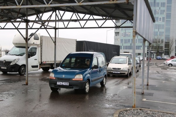 Перекупы-нелегалы выживут, а мелкие автохаусы и ИП — нет? Как участники авторынка оценивают новые правила торговли «бэушкой»