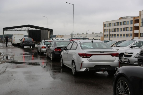 Перекупы-нелегалы выживут, а мелкие автохаусы и ИП — нет? Как участники авторынка оценивают новые правила торговли «бэушкой»