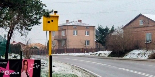 Поляк поставил скворечник, похожий на камеру скорости. Водители вынуждены тормозить перед этим «арт-объектом» Поляк поставил скворечник, похожий на камеру скорости. Водители вынуждены тормозить перед этим «арт-объектом»