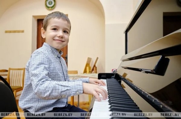 Детским школам искусств Березовского района подарили шесть пианино Детским школам искусств Березовского района подарили шесть пианино