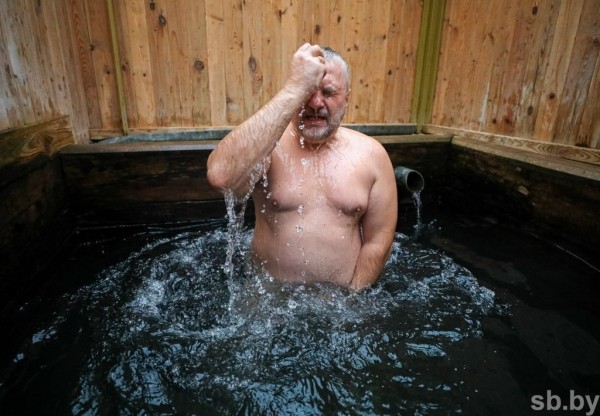 Намоленное место. Сотни людей едут к роднику у Западного Буга, чтобы окунуться в купель