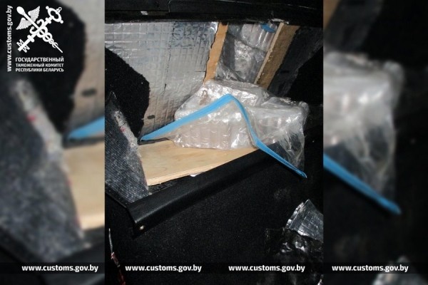 На границе с Литвой задержали Chevrolet Corvette 1976 года выпуска. Причина – 73 кг гашиша за фальшстенкой