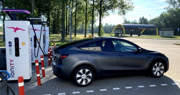 «За год зарядка подорожала в три раза». Белорус, который проживает в Нидерландах, посчитал экономию от Tesla Model Y