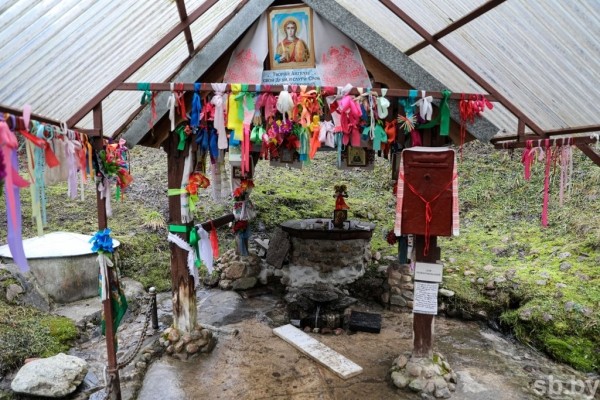 Намоленное место. Сотни людей едут к роднику у Западного Буга, чтобы окунуться в купель