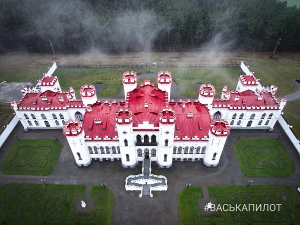 Как выглядит Коссовский замок после реставрации с высоты птичьего полета