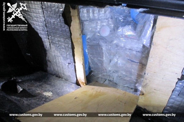 На границе с Литвой задержали Chevrolet Corvette 1976 года выпуска. Причина – 73 кг гашиша за фальшстенкой