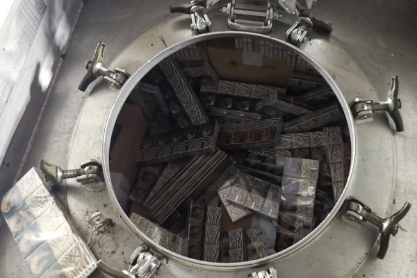 На литовскую границу из Беларуси приехал грузовик с цистерной, а в ней – сигареты на миллион евро