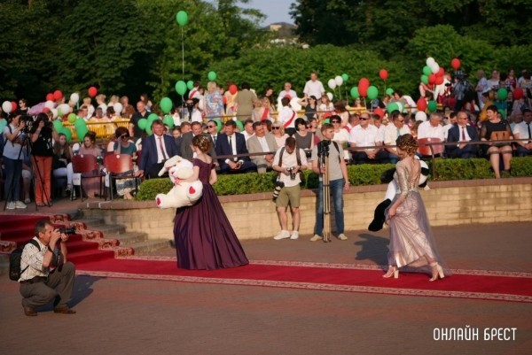 Платье за 650 рублей, ведущий за $500 и салют: сколько стоит выпускной