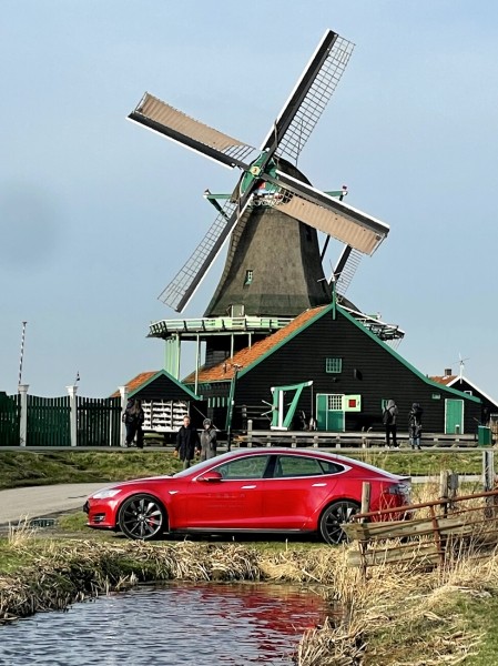 «За год зарядка подорожала в три раза». Белорус, который проживает в Нидерландах, посчитал экономию от Tesla Model Y