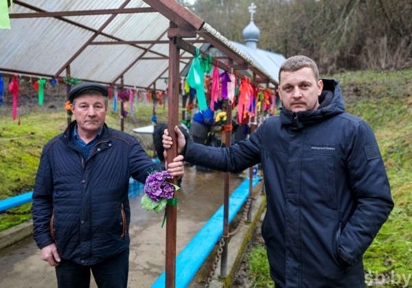 Намоленное место. Сотни людей едут к роднику у Западного Буга, чтобы окунуться в купель