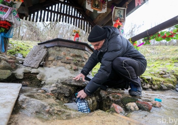 Намоленное место. Сотни людей едут к роднику у Западного Буга, чтобы окунуться в купель