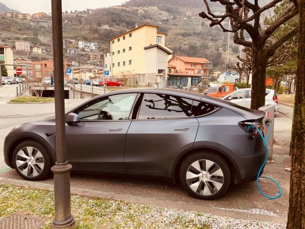 «За год зарядка подорожала в три раза». Белорус, который проживает в Нидерландах, посчитал экономию от Tesla Model Y