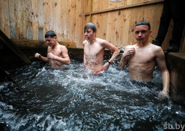 Намоленное место. Сотни людей едут к роднику у Западного Буга, чтобы окунуться в купель