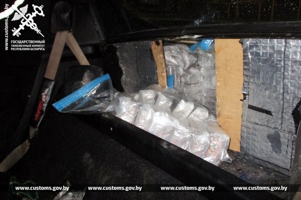 На границе с Литвой задержали Chevrolet Corvette 1976 года выпуска. Причина – 73 кг гашиша за фальшстенкой