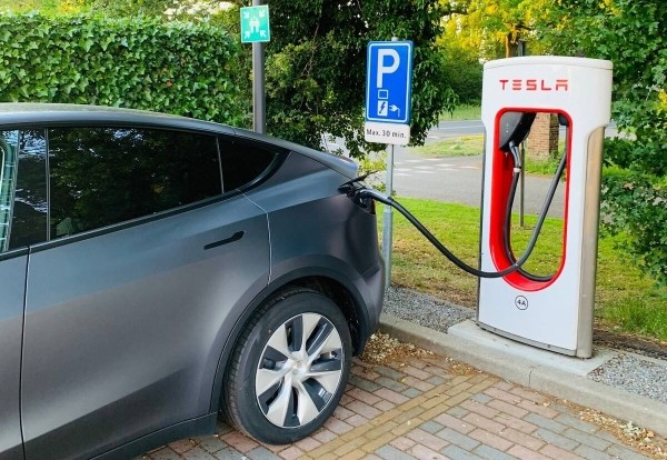 «За год зарядка подорожала в три раза». Белорус, который проживает в Нидерландах, посчитал экономию от Tesla Model Y