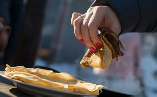 Женщина подавилась и умерла во время конкурса по поеданию блинов