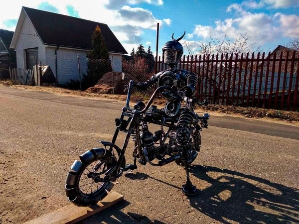 Железное сердце за 120 рублей, журнальный столик-двигатель — за 1 000. Белорус собирает нереальные штуки из автохлама