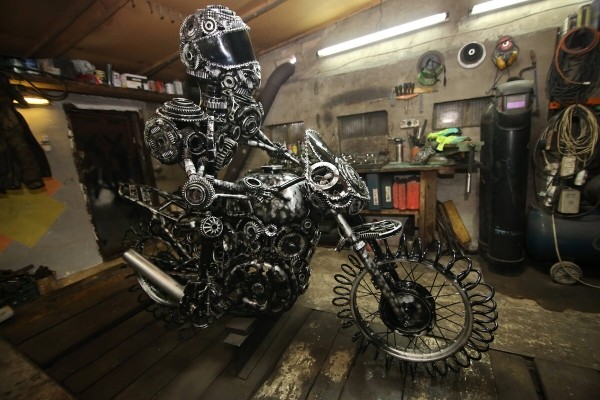 Железное сердце за 120 рублей, журнальный столик-двигатель — за 1 000. Белорус собирает нереальные штуки из автохлама