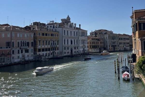 Белорус на Tesla проехал 4 500 км по Европе за $450. Впечатления