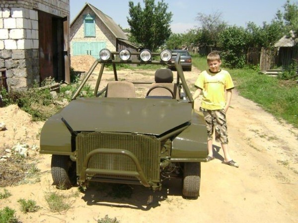 Железное сердце за 120 рублей, журнальный столик-двигатель — за 1 000. Белорус собирает нереальные штуки из автохлама