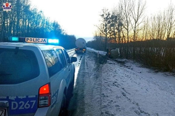 В Польше опрокинулся в кювет газовоз с белорусом за рулем В Польше опрокинулся в кювет газовоз с белорусом за рулем