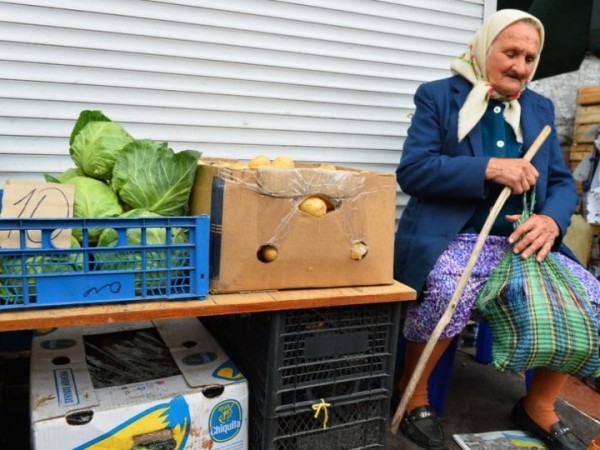 Нужно ли бабушке, которая вырастила на огороде огурцы и пришла их продавать на рынок, иметь кассовый аппарат?