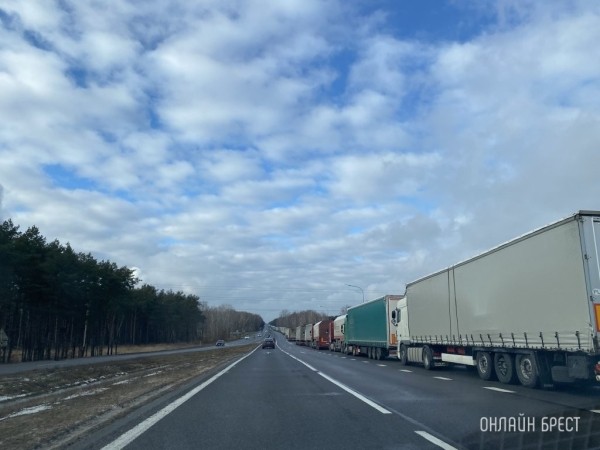 Более 810 фур стоят в очереди на границе Беларуси с ЕС