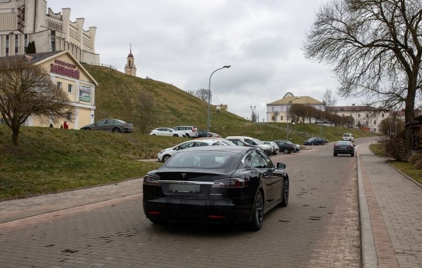 Белорус на Tesla проехал 4 500 км по Европе за $450. Впечатления