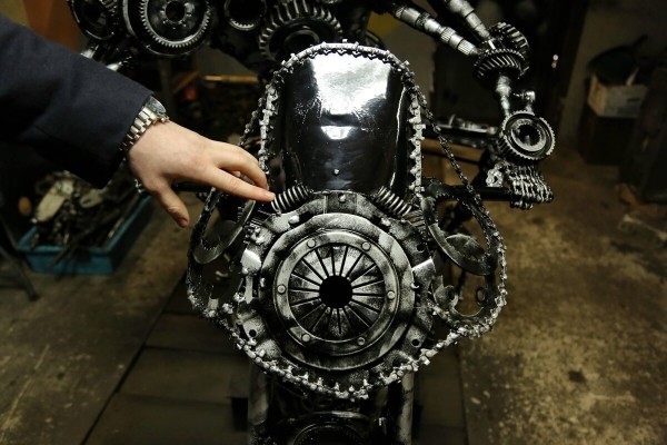 Железное сердце за 120 рублей, журнальный столик-двигатель — за 1 000. Белорус собирает нереальные штуки из автохлама