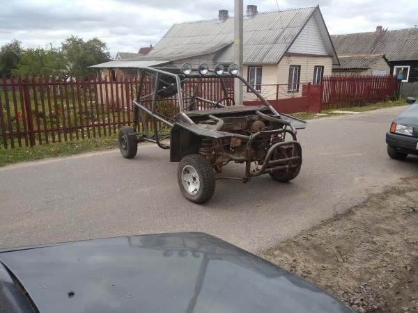 Железное сердце за 120 рублей, журнальный столик-двигатель — за 1 000. Белорус собирает нереальные штуки из автохлама