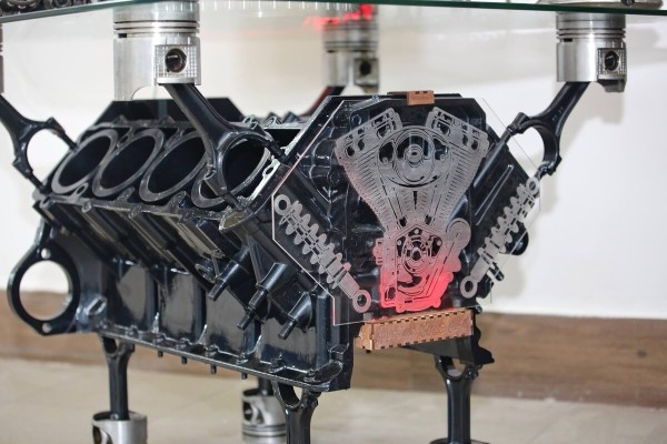 Железное сердце за 120 рублей, журнальный столик-двигатель — за 1 000. Белорус собирает нереальные штуки из автохлама