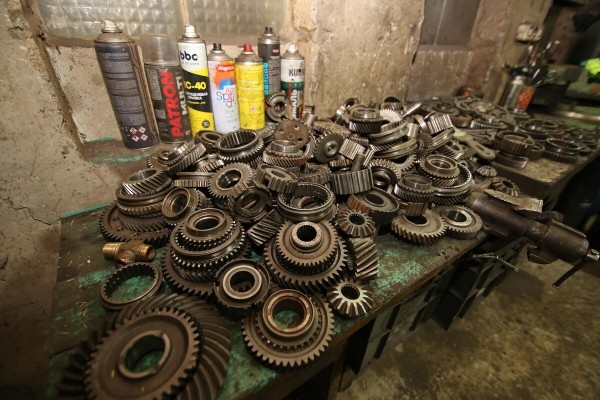 Железное сердце за 120 рублей, журнальный столик-двигатель — за 1 000. Белорус собирает нереальные штуки из автохлама