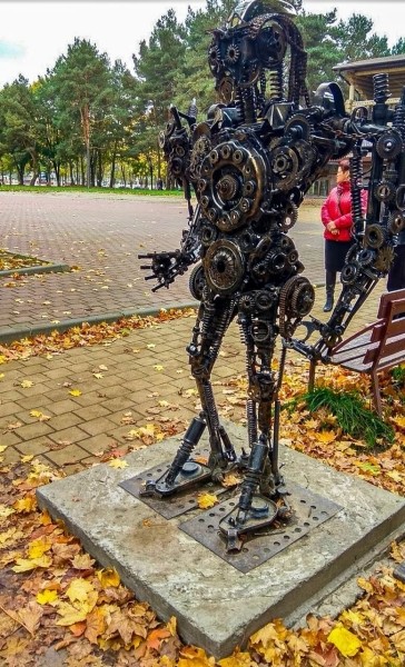 Железное сердце за 120 рублей, журнальный столик-двигатель — за 1 000. Белорус собирает нереальные штуки из автохлама