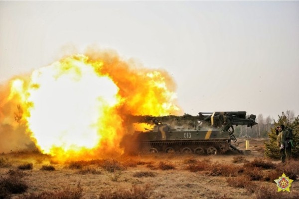 На полигоне под Брестом стреляли из гаубиц «Мста-Б» и установок «Гиацинт»