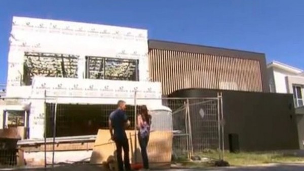 Две семьи построили дома в 40 сантиметрах друг от друга Две семьи построили дома в 40 сантиметрах друг от друга