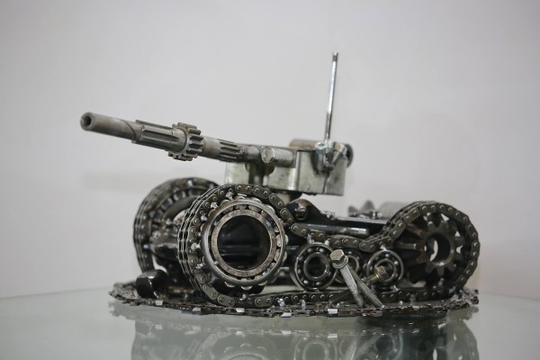 Железное сердце за 120 рублей, журнальный столик-двигатель — за 1 000. Белорус собирает нереальные штуки из автохлама