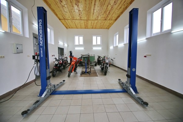 Железное сердце за 120 рублей, журнальный столик-двигатель — за 1 000. Белорус собирает нереальные штуки из автохлама