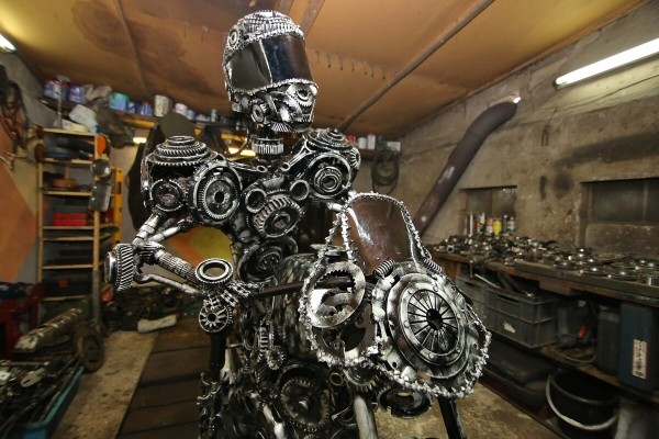 Железное сердце за 120 рублей, журнальный столик-двигатель — за 1 000. Белорус собирает нереальные штуки из автохлама