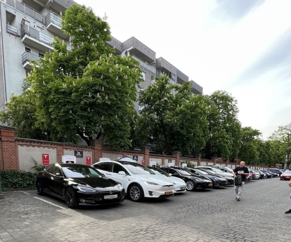 Белорус на Tesla проехал 4 500 км по Европе за $450. Впечатления