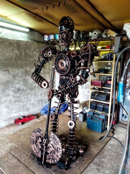 Железное сердце за 120 рублей, журнальный столик-двигатель — за 1 000. Белорус собирает нереальные штуки из автохлама