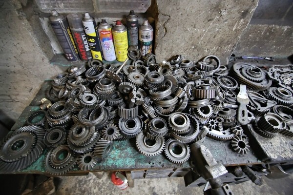 Железное сердце за 120 рублей, журнальный столик-двигатель — за 1 000. Белорус собирает нереальные штуки из автохлама