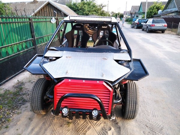 Железное сердце за 120 рублей, журнальный столик-двигатель — за 1 000. Белорус собирает нереальные штуки из автохлама