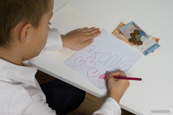 «Оценка может стоить 3 рубля». С какого возраста и сколько денег давать ребенку — опыт родителей и советы психолога