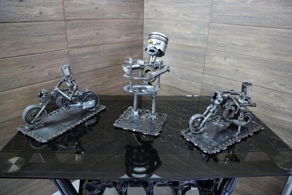 Железное сердце за 120 рублей, журнальный столик-двигатель — за 1 000. Белорус собирает нереальные штуки из автохлама