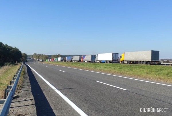 СМИ: Польша ограничивает движение фур на последнем пункте пропуска с Беларусью