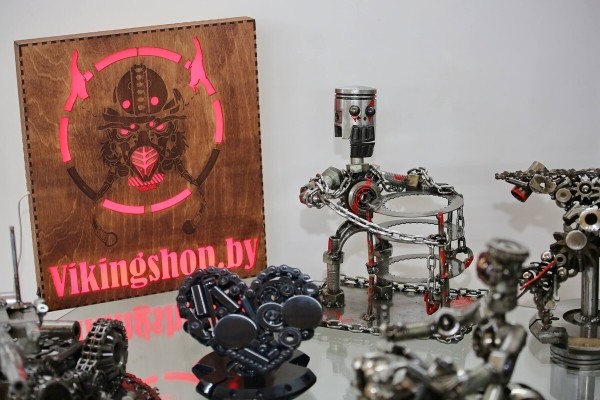 Железное сердце за 120 рублей, журнальный столик-двигатель — за 1 000. Белорус собирает нереальные штуки из автохлама