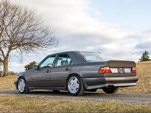 Почему этот старый седан от Mercedes стоит $600 тысяч?