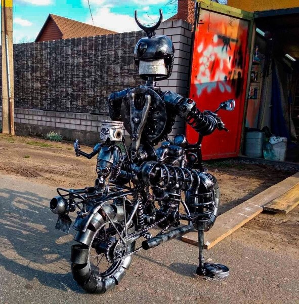 Железное сердце за 120 рублей, журнальный столик-двигатель — за 1 000. Белорус собирает нереальные штуки из автохлама