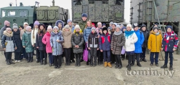 Брестские ракетчики приняли в пионеры школьников и провели урок мужества